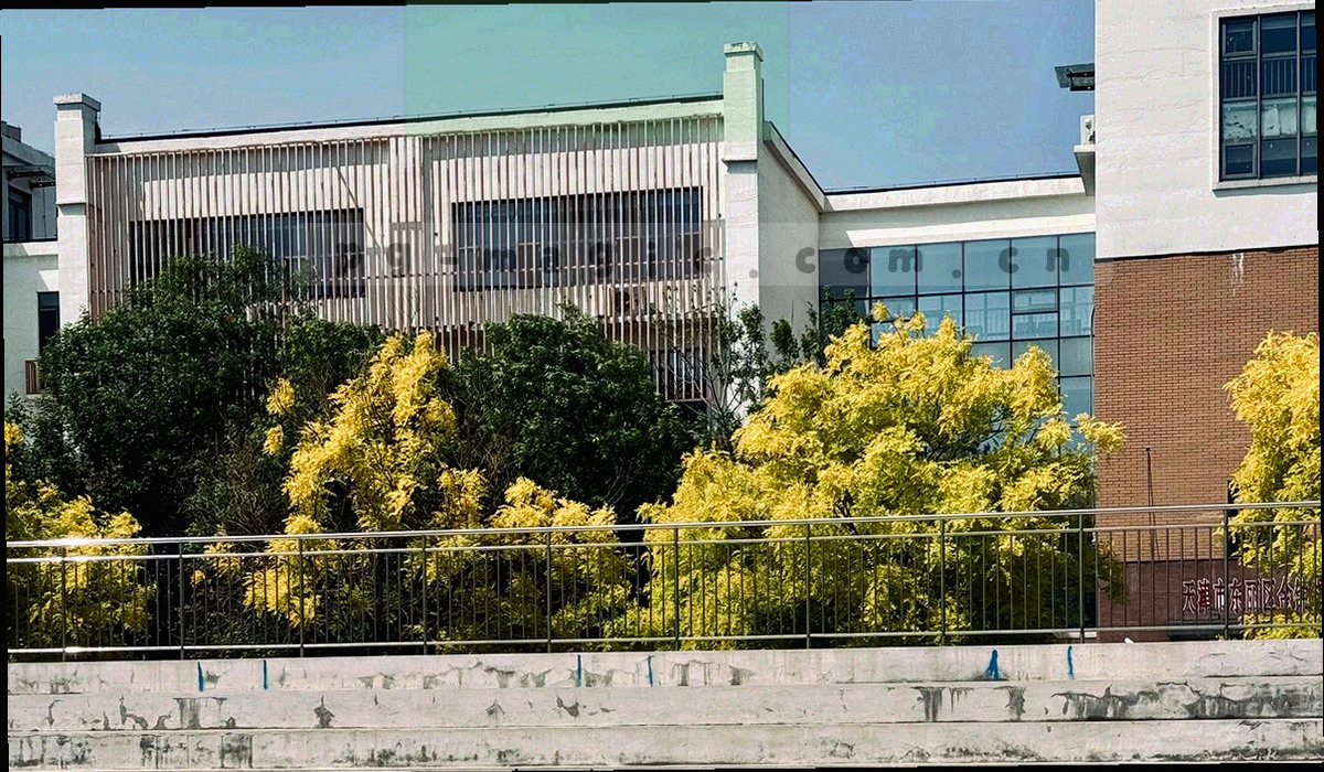 抽象设备与数据流组成的企业工具场景，无真实人物与商标